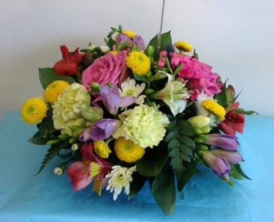 Pretty Table Posy - Pretty posy. Made with fresh seasonal flowers. Suitable for a gift table arrangement or for a funeral. Please specify your choice of colours when ordering.

 If ordering for a funeral an apropriate card will be supplied with your arrangement